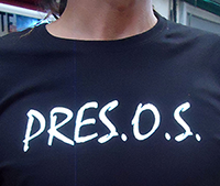 Camiseta donde los presos piden Socorro (S.O.S)