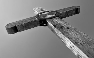 Una cruz grande de madera.