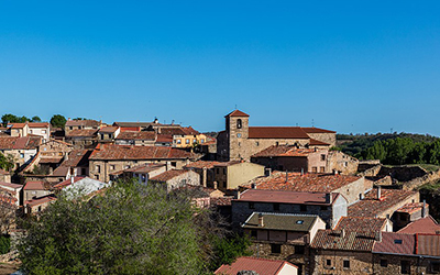 Un panorama de un pueblo con casas con techos rojos.
