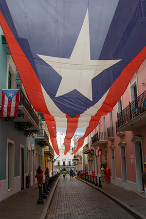Calle La Fortaleza con bandera de Puerto Rico