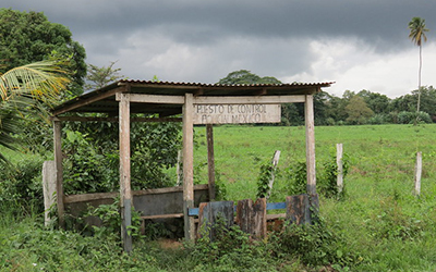 La frontera nicaragüense-costarricense con un puesto de madera que dice, “Puesto de control policial México”.