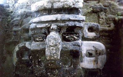 Una estatua prehistórica de piedra.