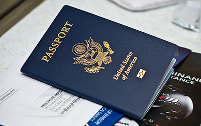 Una mesa con correspondencia y un pasaporte estadounidense.