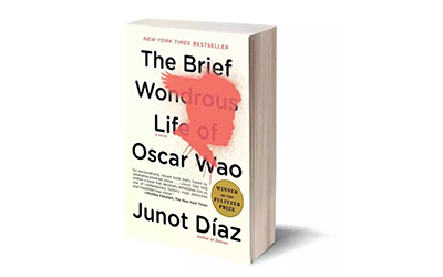Un libro blanco con el título, The Brief Wondrous Life of Oscar Wao de Junot Diaz.