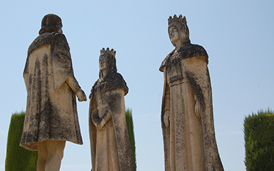 Estatuas de los Reyes Católicos y Cristóbal Colón.