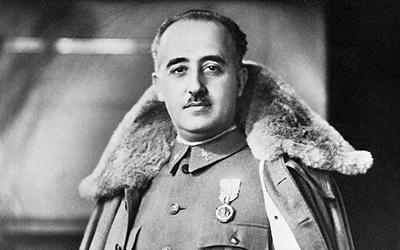 Una imagen en blanco y negro de Francisco Franco en uniforme.