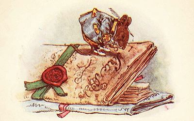 Un dibujo de un ratoncito con un traje azul encima de un libro.