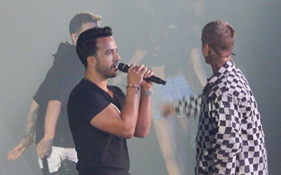 Luis Fonsi y Justin Bieber cantando en un escenario.