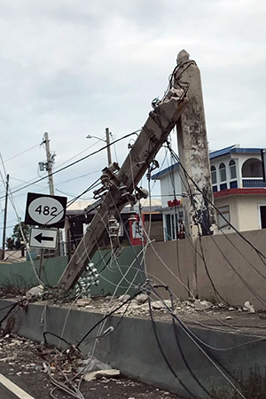 Poste eléctrico de concreto dañado por el huracán