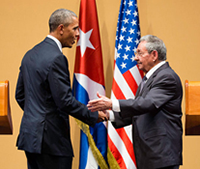 Obama y Castro se dan la mano en Panamá