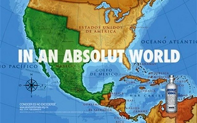 Un mapa de México y Estados Unidos que muestra la frontera méxico-americana antes de la revolución de Tejas de 1836 con texto blanco en el centro que dice, “in an absolut world” y una botella de vodka en el lado inferior derecho.