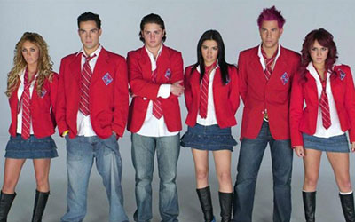 Miembros de la telenovela Rebelde con sacos rojos y jeans o minifaldas de jeans.