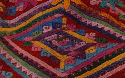 Un textil de colores vibrantes con un patrón de rombos.