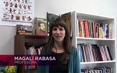 Magalí Rabasa en su oficina con dos estantes llenos de libros detrás de ella.