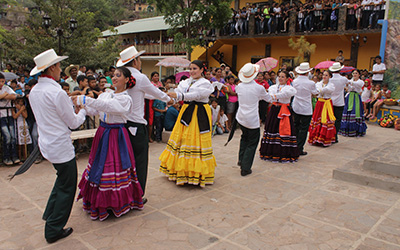 Bailarines del Ballet Folklórico de Honduras Oro Lenca bailando en El Níspero en Honduras.