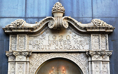 Una entrada de piedra que dice, “1920 United Fruit Company”.