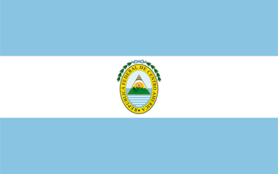 La bandera de la República Federal de Centroamérica que tiene una raya blanca con un escudo en medio de dos rayas horizontales celestes.