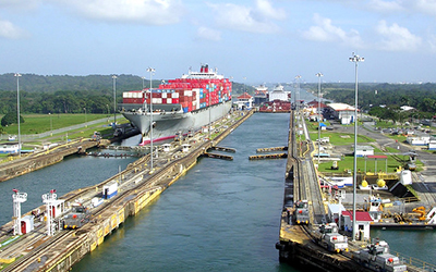 Las esclusas del canal de Panamá y un barco grande.