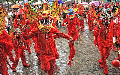 Desfile durante los Diablos Danzantes de Yare