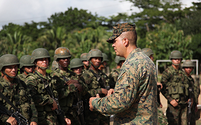 Un sargento estadounidense hablando con soldados colombianos.