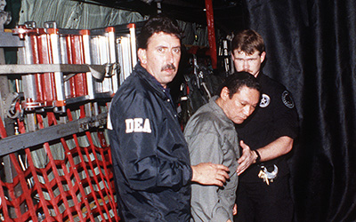 Manuel Noriega con dos agentes de la DEA a bordo de una aeronave.