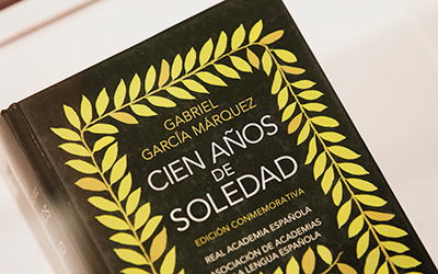 Un libro que dice, “Gabriel García Márquez Cien años de soledad edición conmemorativa Real Academia Española”.