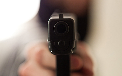 Una imagen de una persona borrosa apuntando una pistola.
