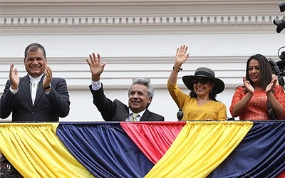 Lenín Moreno y Rafael Correa en el balcón del Palacio del Gobierno participando en el cambio de guardia.
