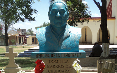 Un busto que dice, “Heroína de la democracia Domitila Barrios de Chungara” en el Cementerio General de Cochabamba.