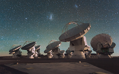 Las antenas de ALMA bajo una noche estrellada.