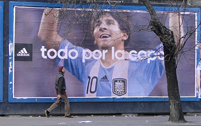 Un mural de Lionel Messi que lleva puesta la camiseta del equipo de fútbol nacional argentino y que dice, “todo por la copa” en el centro.