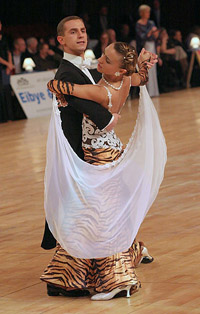 Una pareja baila durante una competencia de tango