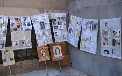 Dos paredes con fotografías y recortes de periódico de los desaparecidos.