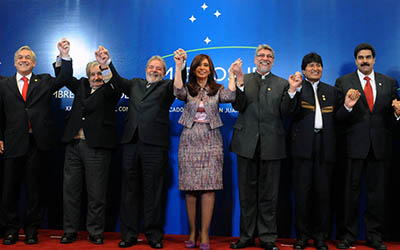 Cristina Fernández Kirchner, Evo Morales y otros presidentes tomados de la mano en la cumbre del Mercosur.